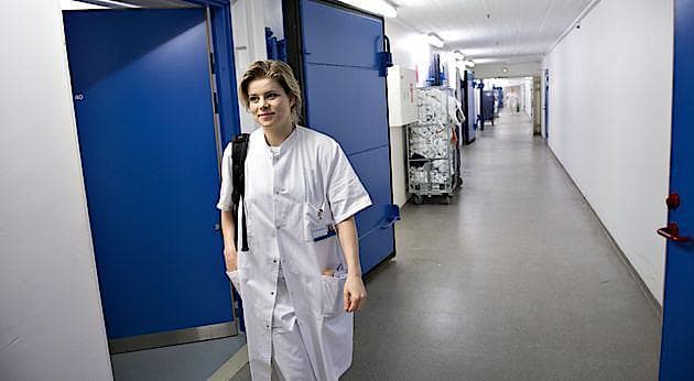 Terese Matthesen er i gang med sin Klinisk Basisuddannelse (KBU) i Vendsyssel Akutmodtagelse i Hjørring.
Dato 23.02.15
Foto: Lars Horn / Baghuset