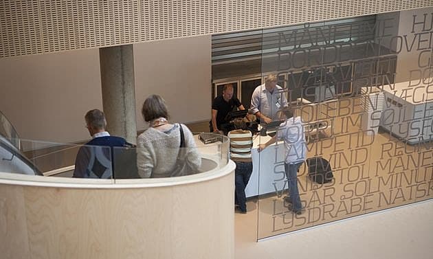 Glasvæggene i det nye psykiatrisygehus er kunstnerisk udsmykket med ord eller blot tal og bogstaver.