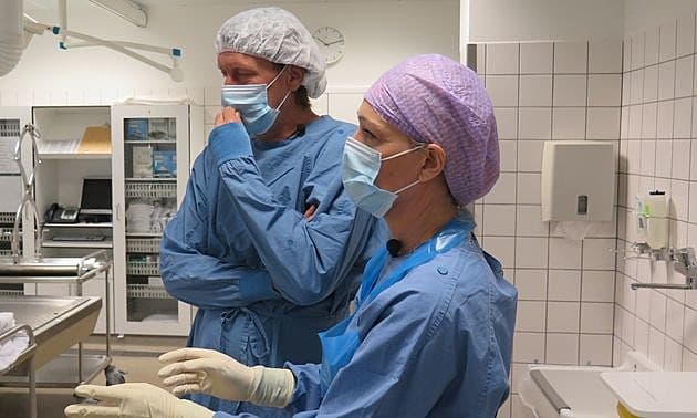 Retsmediciner Marianne Cathrine Rohde (th) og DR-journalist Anders Agger i udsendelsen "Indefra" fra Institut for Retsmedicin i Aarhus. Foto: DR.