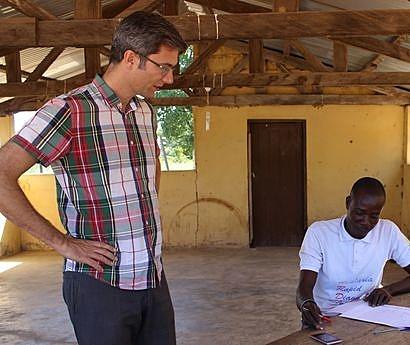 Den danske læge Andreas Bjerrum på klinikbesøg i det nordlige Ghana. Foto: Jesper Heldgaard.