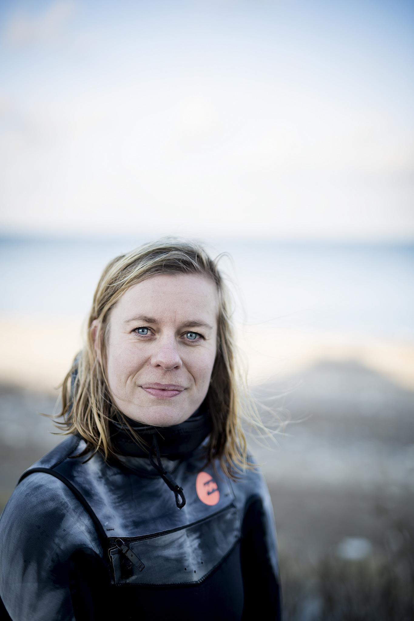 Lina Hundebøll Jespersen er KBU’er og fællestillidsrepræsentant for de yngre læger på sygehuset. Og bor sammen med flere af de andre KBU’ere i surferparadiset “Cold Hawaii” i Klitmøller. Foto: Cathrine Ertmann