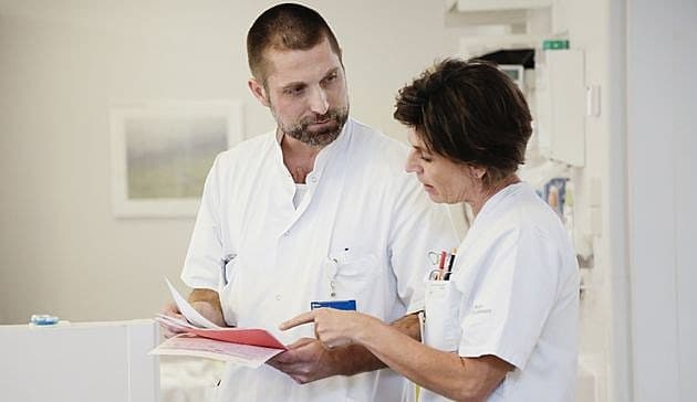 Læge Brian Østergaard og sygeplejerske Line JuuL Nielsen. Foto: Region Syd / Charlotte Dahl