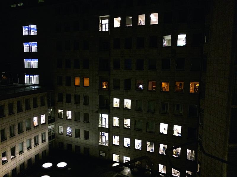 Om natten kan man tydeligt se det ravfarvede fra rehabiliteringsafsnittet og se, hvor blåt lyset er på de andre afdelinger. Foto: Anders Sode West. 