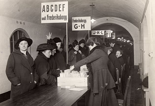 Uddeling af rationeringskort på Købenmhavns Rådhus i 1917. Foto: Københavns Stadsarkiv.