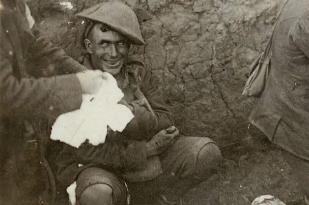 Somme-offensiven varede 140 dage og kostede over en million dræbte og sårede. Den britiske soldat på billedet lider af granatchok. Smilet røber det: Dengang smilede man aldrig, når man blev fotograferet.