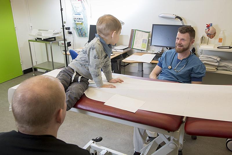 Speciallæge Mads Damkjær hilser på Rasmus, 2,5 år, før undersøgelsen. Foto: Heidi Lundsgaard.