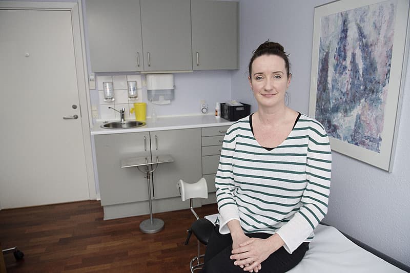 Sarah V. L.Bendtsen bliver færdig som speciallæge 31. marts i år og har sammen med en jævnaldrende kollega overtaget en lægepraksis i den lille by Frederiks sydvest for Viborg, hvor en sololæge går på pension. Foto: Lars Horn/Baghuset