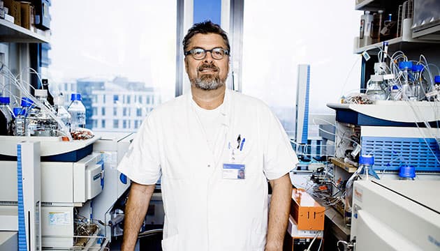 Anders Juul er klinikchef for Klinik for Vækst og Reproduktion, der består af kemikere, laboranter, biologer og læger. Foto: Claus Boesen