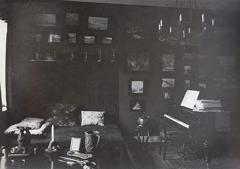 Reservelægehjem med klaver, 1912. På væggen: Bemærk reproduktion af Rembrandts "Anatomiforelæsningen" plus to billeder af Roskilde Domkirke. Foto: Det kgl. Bibliotek