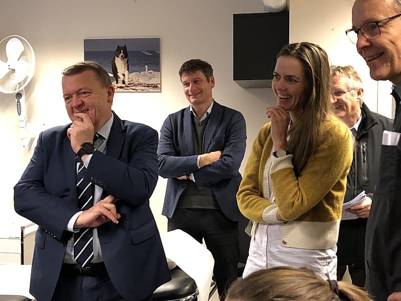 Statsminister Lars Løkke Rasmussen (V), PLO-formand Christian Freitag, sundhedsminister Ellen Trane Nørby (V) besøgte onsdag Tue Flindt Müllers (th) praksis i Slagelse.