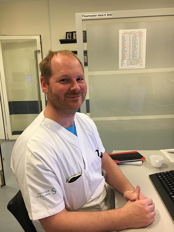 Anders Krusenstierna-Hafstrøm er speciallæge i almen medicin og nu også i akutmedicin. Han er og bliver på sygehus.
