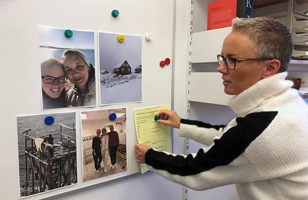 Billederne fra Grønland hænger på Lene Clausens kontor som minde om, at opholdet i 2018 havde afgørende betydning for overlægens beslutning om at sige sin overlægestilling op. Foto: Ugeskriftet. 