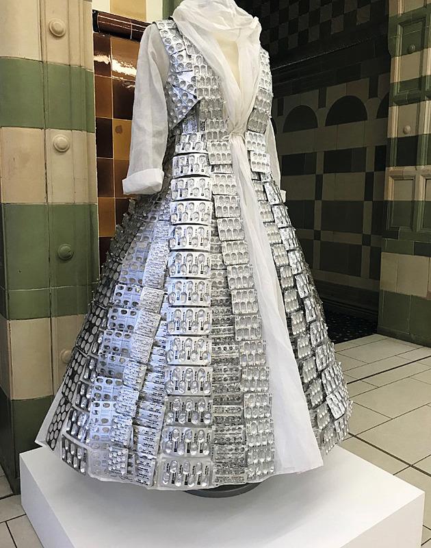 "Sonia", kjole fremstillet af emballagen af tre års forbrug af lupusmedicin.