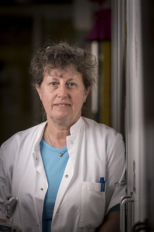 Marcela Carlsson er 56 år, overlæge på anæstesiologisk og intensivafdeling V og en del af et specialiseret team på tre, der tager sig af kritisk syge børn i Region Syddanmark. Foto: Palle Peter Skov.