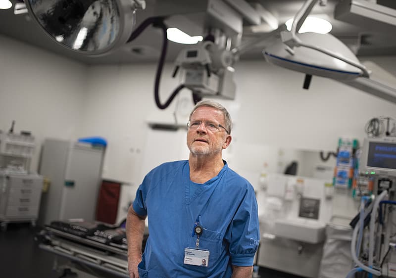 Ortopædkirurg Jens Ole Laursen er netop blevet ph.d. i en alder af 68 år. Foto: Bjørn Sørensen.