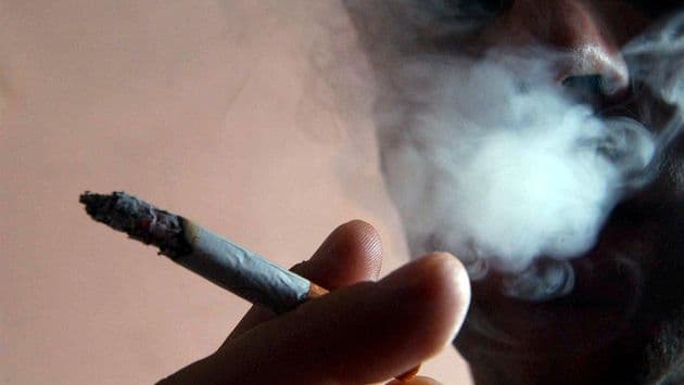 Det er ikke kun de unge, der skal hjælpes af højere tobakspriser, siger Lægeforeningen. Modelfoto.