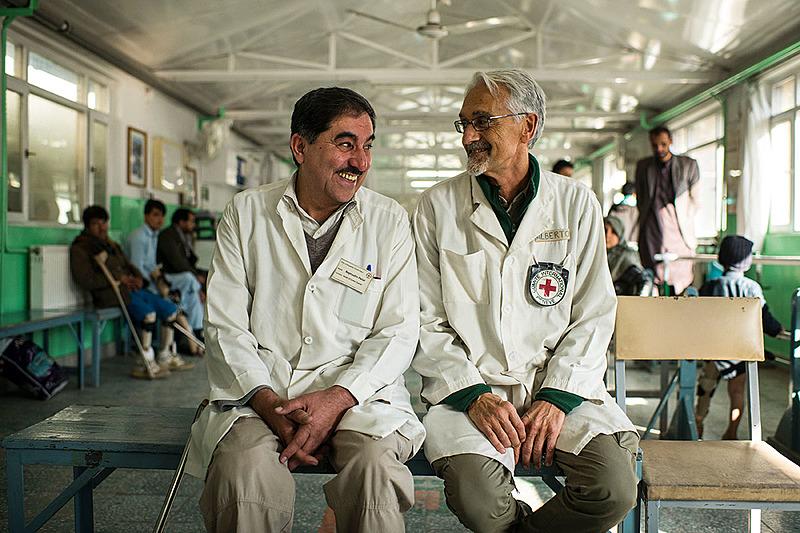 Najmuddin Helal (venstre) er grundlæggeren af the International Committee for the Red Cross’ orthopædiske center i Kabul (ICRC). Til højre direktør Alberto Cairo, foran et af centrets træningsområder. Centret blev etableret for tredive år siden.