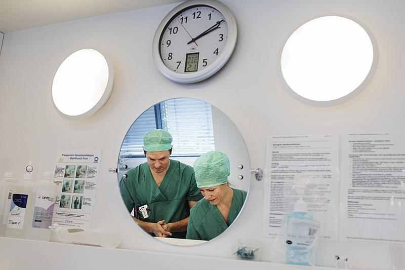 Selvom de arbejder på samme afdeling, er det ikke så tit, at  Signe og Simon Munkesø Palludan står på samme operationsstue. De føler derfor ikke, at de sidder på skødet af hinanden. Foto: Therese Alice Sanne.
