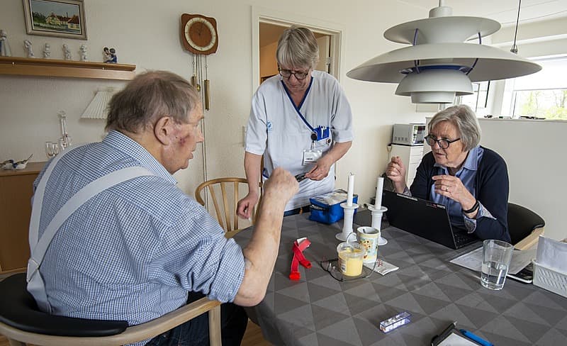 Overlæge Else Marie Skjøde Damsgaard (th) og sygeplejerske Anne Elkjær Møller på hjemmebesøg hos den 81-årige tidligere smed Jørgen Bang Rasmussen. Foto: Jørgen Ploug