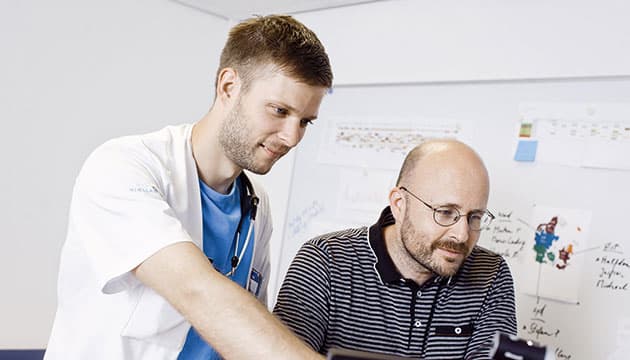 Administrerende Yngre Læge Stefan Gärtner sammen med den nytiltrådte ledende overlæge Gerhard Tiwald, som vil fortsætte og videreudvikle rollen som Administrerende Yngre Læge på Akutafdelingen i Køge