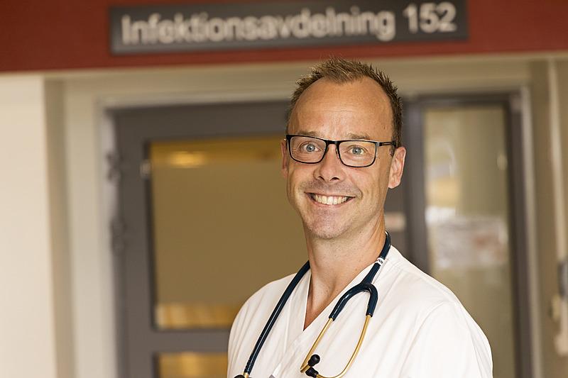 Morten Saksø er i dag tilbage som hoveduddannelseslæge på infektionsklinikken i Kristianstad, men lægelivet har ændret sig. Han ser ikke længere sit lægearbejde som et kald, det følte han tidligere. 