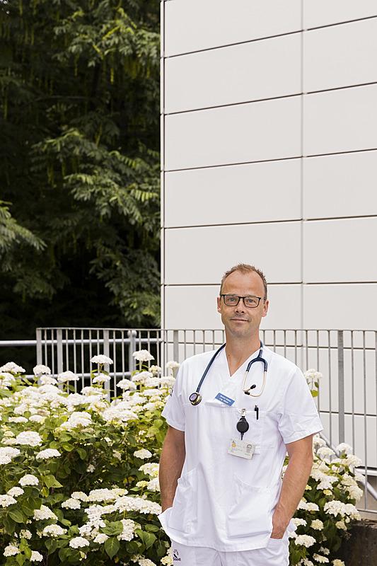 Morten Saksø bor i den svenske by Åhus sammen med sin hustru og to børn. Han arbejder på infektionsmedicinsk afdeling på Centralsygehuset i Kristianstad. 