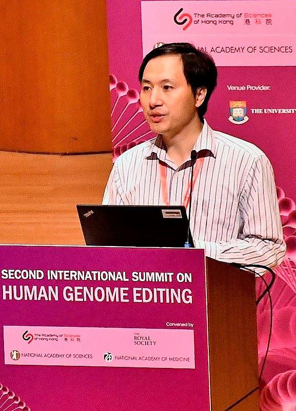 He Jiankui på talerstolen ved "The Second International Summit on Human Genome Editing" i Foto: VOA - Tang Huizhen