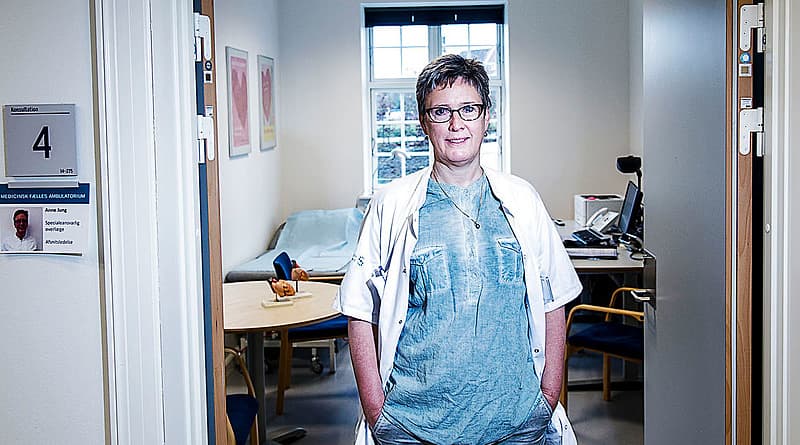 Overlæge Anne Jung i døren til sit kontor på medicinsk afdeling på Holbæk Sygehus. Foto: Joachim Rode / Ritzau Scanpix 2016