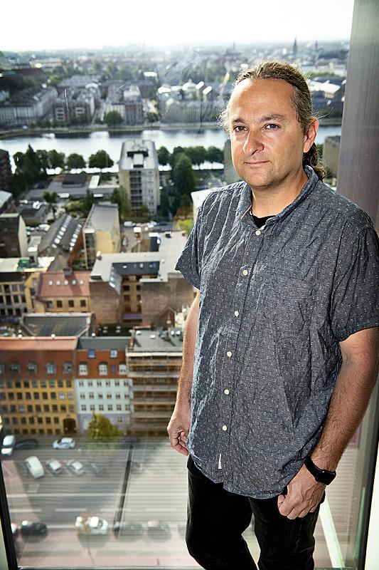 Ali Salanti sidder og forsker i Mærsk Tårent ved Panuninstituttet. Foto: Nils Meilvang