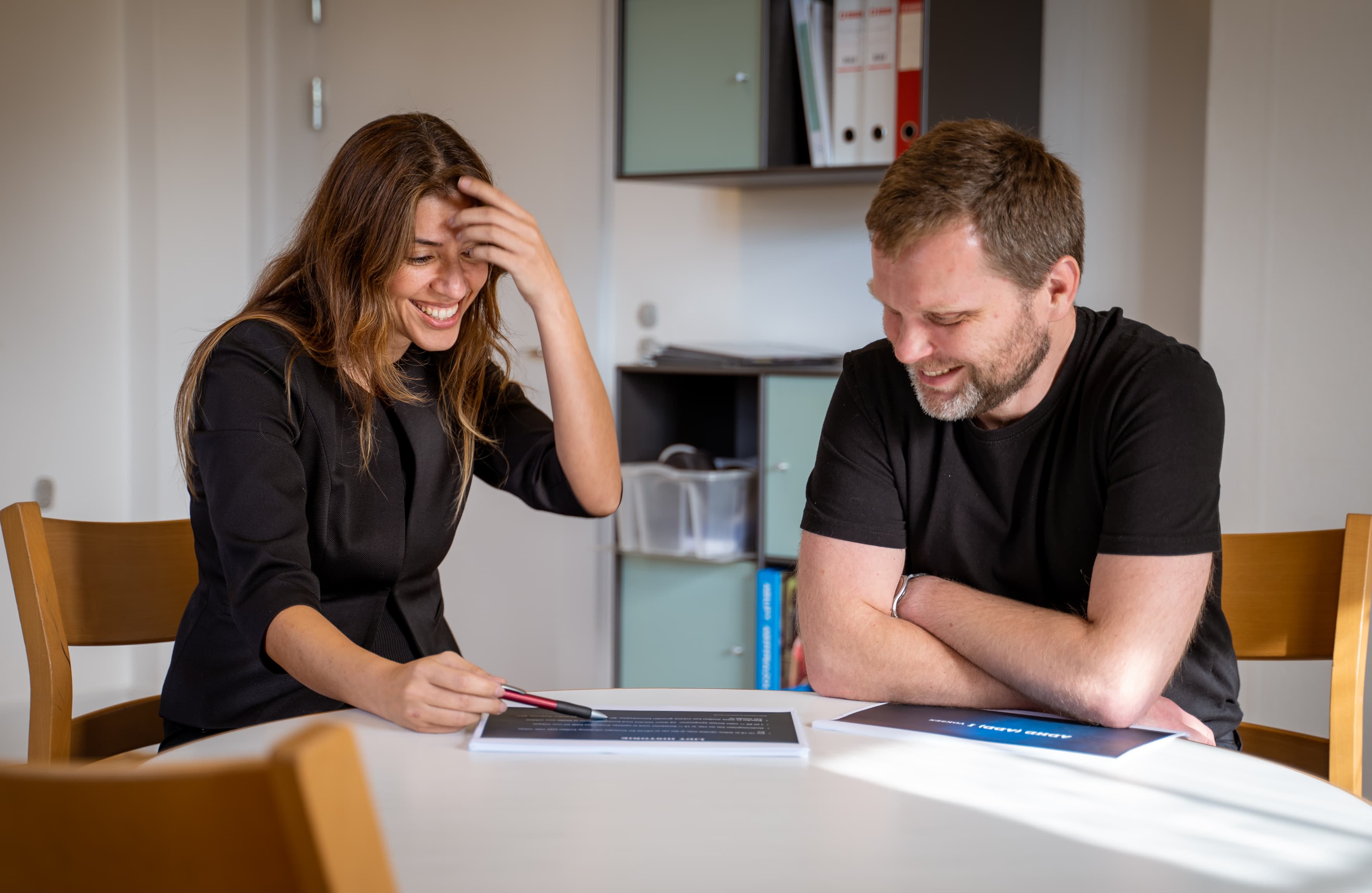 Afdelingslæge Nevra Sari er mentor for de udenlandske læger som Andrzei Wójtowicz fra Polen, der kom til Danmark i 2018.