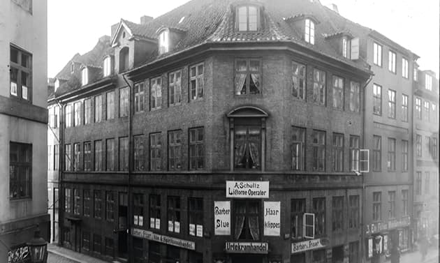 A. Schultz, Frisør, Barber, Ligtorne-Operatør samt Vine & Spirituosa. Hjørnet af Naboløs og Hyskenstræde, 1904. Foto: Københavns museum