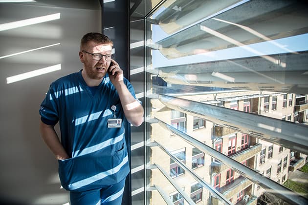 Foto: Heidi Lundsgaard - Joachim Hoffmann-Petersen, formand for Dansk Selskab for Anæstesi og Intensiv Medicin, peger på at intensiteten i vagten er steget og det er et »alvorligt problem.«