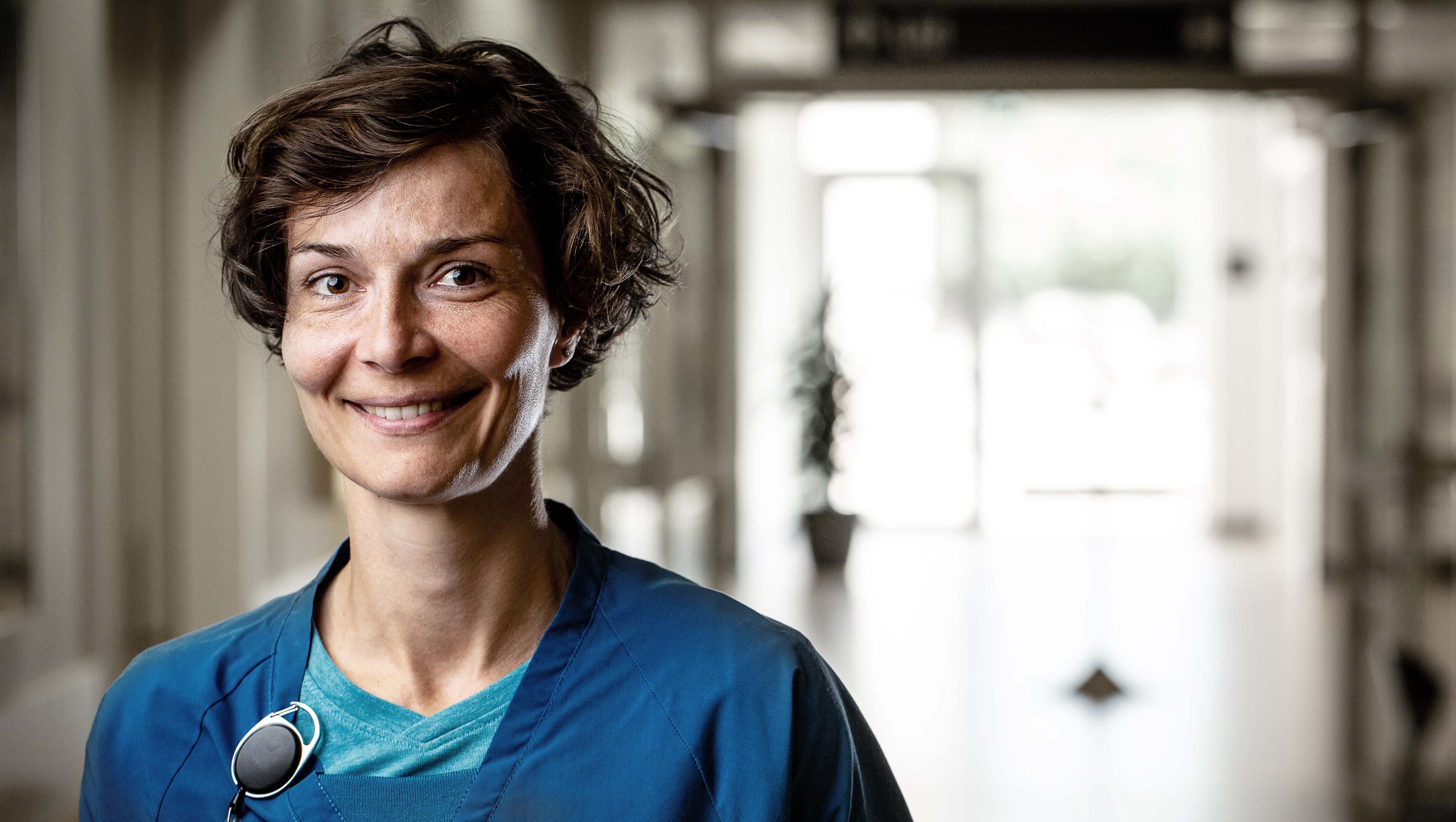 1. reservelæge Mai-Britt Worm Ørntoft  glæder sig, til corona er fortid, så hun igen kan komme til at møde sine patienter med et godt, fast håndtryk.Foto: Jesper Balleby