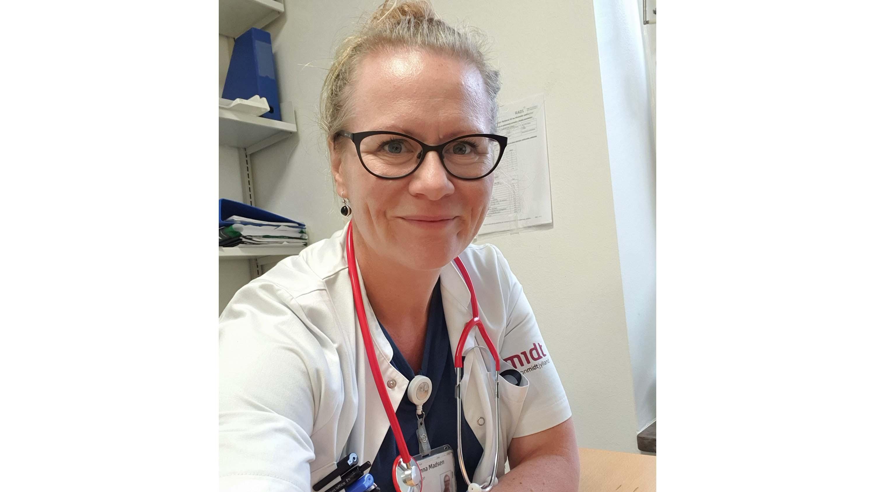 Som fællestillidsrepræsentant for Yngre Læger på AUH har Gitte Anna Madsen haft travlt med at besvare medlemmernes mange spørgsmål under coronaepidemien. Foto: Privat