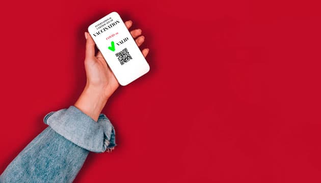 Et vaccinationspas på mobilen skal dokumentere, at en rejsende, deltager i koncert eller restaurantgæst er vaccineret mod coronavirus. Foto: Colourbox.