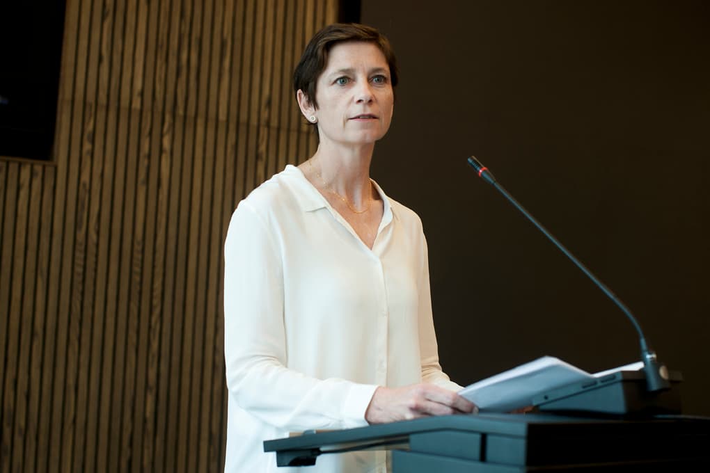 Rikke Margrethe Friis, forhandlingsdirektør i Danske Regioner, fra talerstolen ved Yngre Lægers repræsentantskabsmøde den 10. juni 2021. Foto: Claus Boesen.