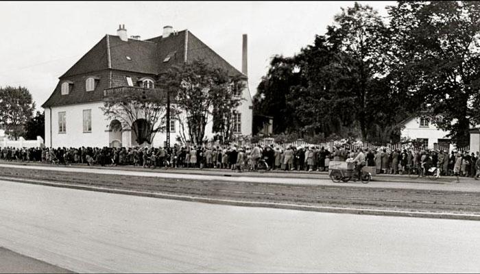 Under 2. Verdenskrig opstod der en udbredt difteriepidemi i Europa. Tilstrømningen af personer, som ønskede difterivaccination, medførte kødannelse foran instituttet. Fotografi fra 1941. Foto: SSI