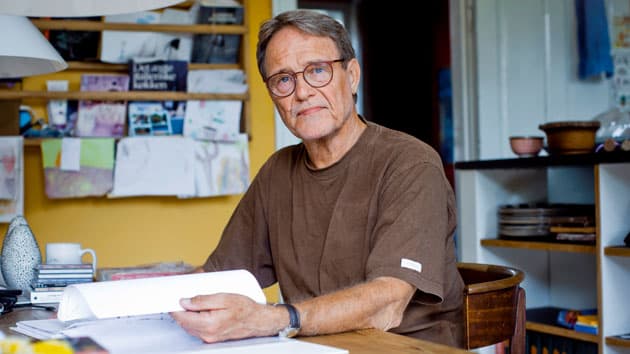 Torben Mahneke ved sit spisebord i køkkenet i hjemmet i Roskilde. I et ringbind kan han læse sin korrespondance med STPK om klagesagen. Foto: Claus Boesen