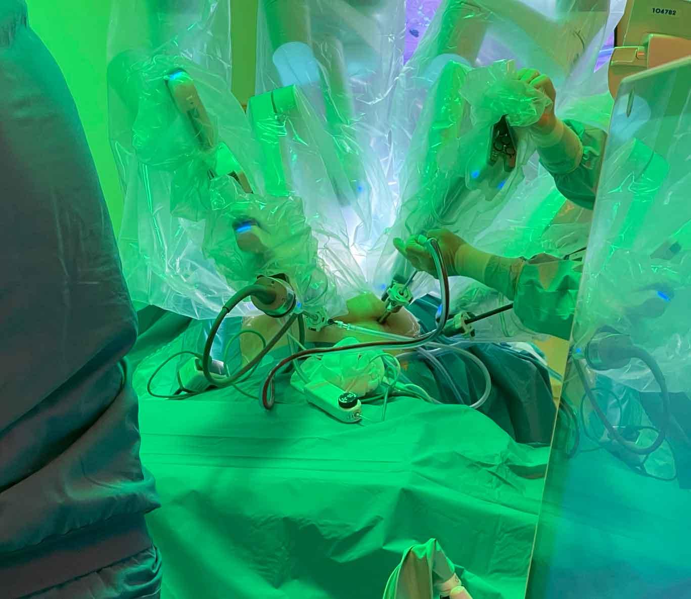 Gynækologisk-Obstetrisk Afdeling på Slagelse Sygehus tilbyder robotkirurgi til deres patienter. Robotten består af tre komponenter: kirurgens konsol, robotarmene og robottens hjerne. (Foto: Laura de Vos)