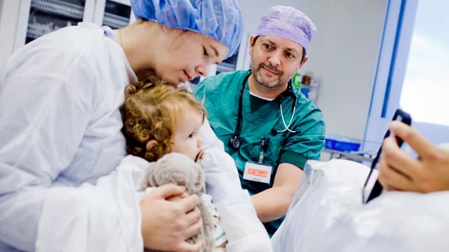 Børneanæstesilæge Morten Bøttger og operationsteamet er ved at gøre en patient klar til en mindre operation. Foto: Claus Boesen