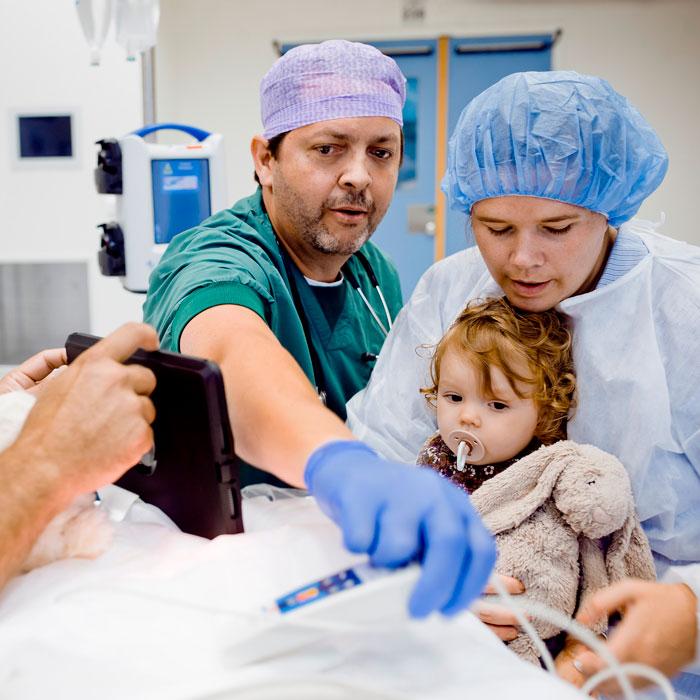 Børneanæstesilæge Morten Bøttger og operationsteamet er ved at gøre en patient klar til en mindre operation. Foto: Claus Boesen 