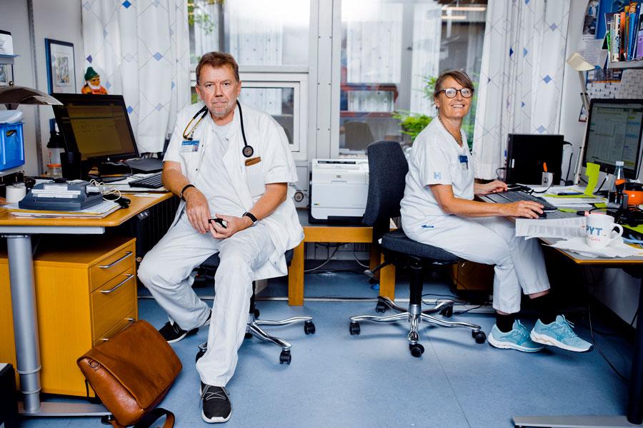 Ejvind Frausing og Pia Thaning arbejder begge med patienter med COVID-19-senfølger på Hvidovre Hospital. Han forsker i senfølger hos tidligere indlagte, mens hun ser de patienter, der nu henvises fra almen praksis. Foto: Claus Boesen