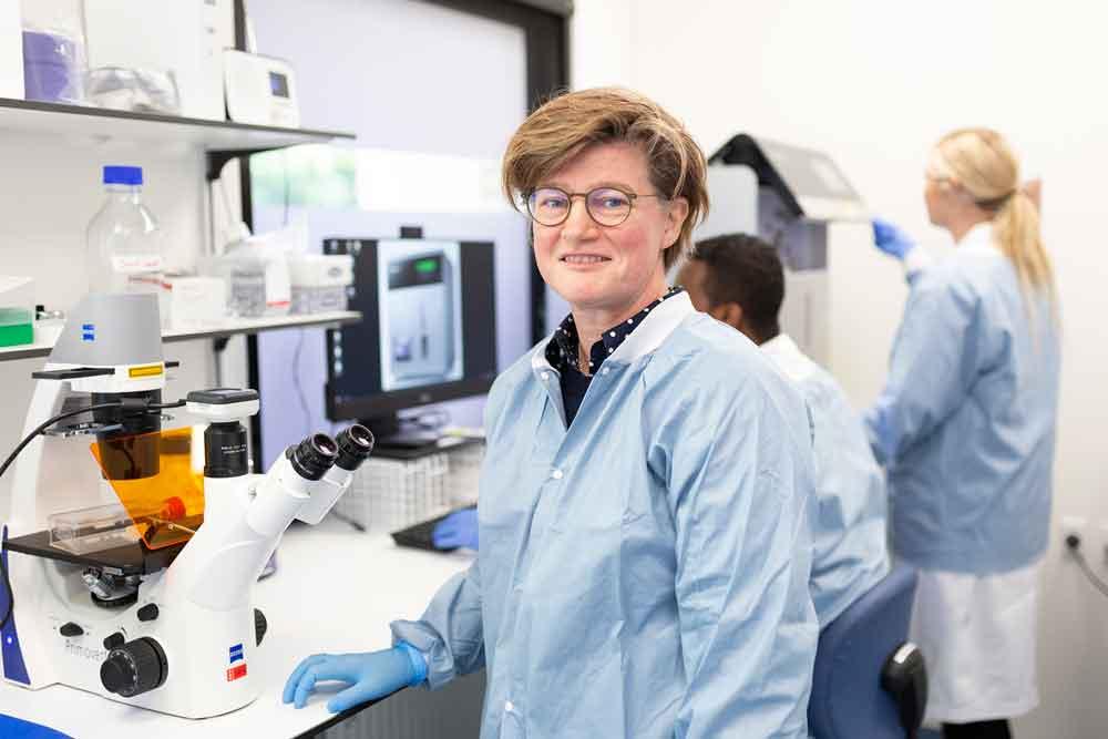 Karen Dybkær, professor i molekylær hæmatologi, er optaget af de individuelle variationer i sygdommene. Hun arbejder med genredigeringssaksen CRISPR for at forbedre diagnostik og behandling af hæmatologiske kræftformer. (Foto: Lene Pedersen, Region Nordjylland)