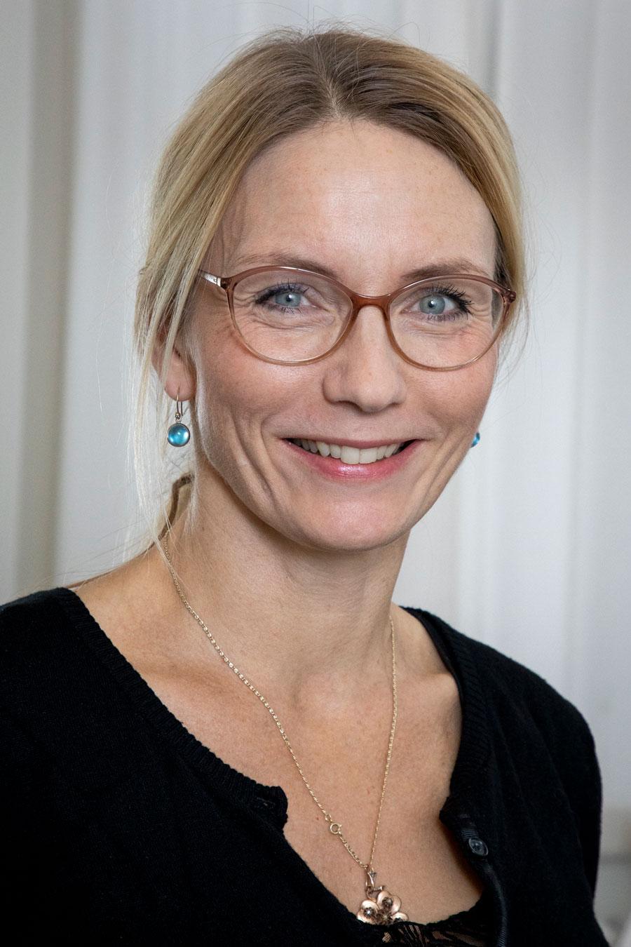 Anna Rørbæk Uldall er en af tre læger, der i 2015 gik sammen i et kompagniskab i Rudkøbing på Langeland. Hun har været speciallæge siden 2011 og har før Langeland haft ansættelser på geriatrisk afdeling, vikariater i almen praksis og har også arbejdet på vårdcentral i Sverige. Foto: Heidi Lundsgaard