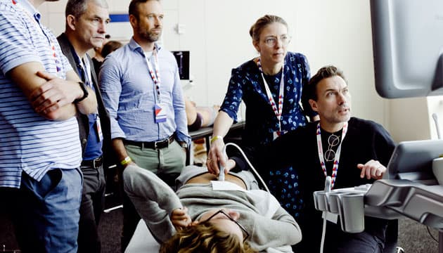 “Der er ingen grund til at holde sig tilbage, selvom man som praktiserende læge ikke har arbejdet med ultralyd før, for det er noget man kan lære”, siger Camilla Aakjær Andersen, der her assisterer en kursist. Foto: Claus Boesen