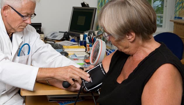 Der skal ske  grundlæggende ændringer i forebyggelsen og kvaliteten i det nære sundhedsvæsen, bl.a. ved en styrket indsats over for kronikere og ved at lave kvalitetsplaner for sygdomsgrupperne. (Foto. Colourbox)