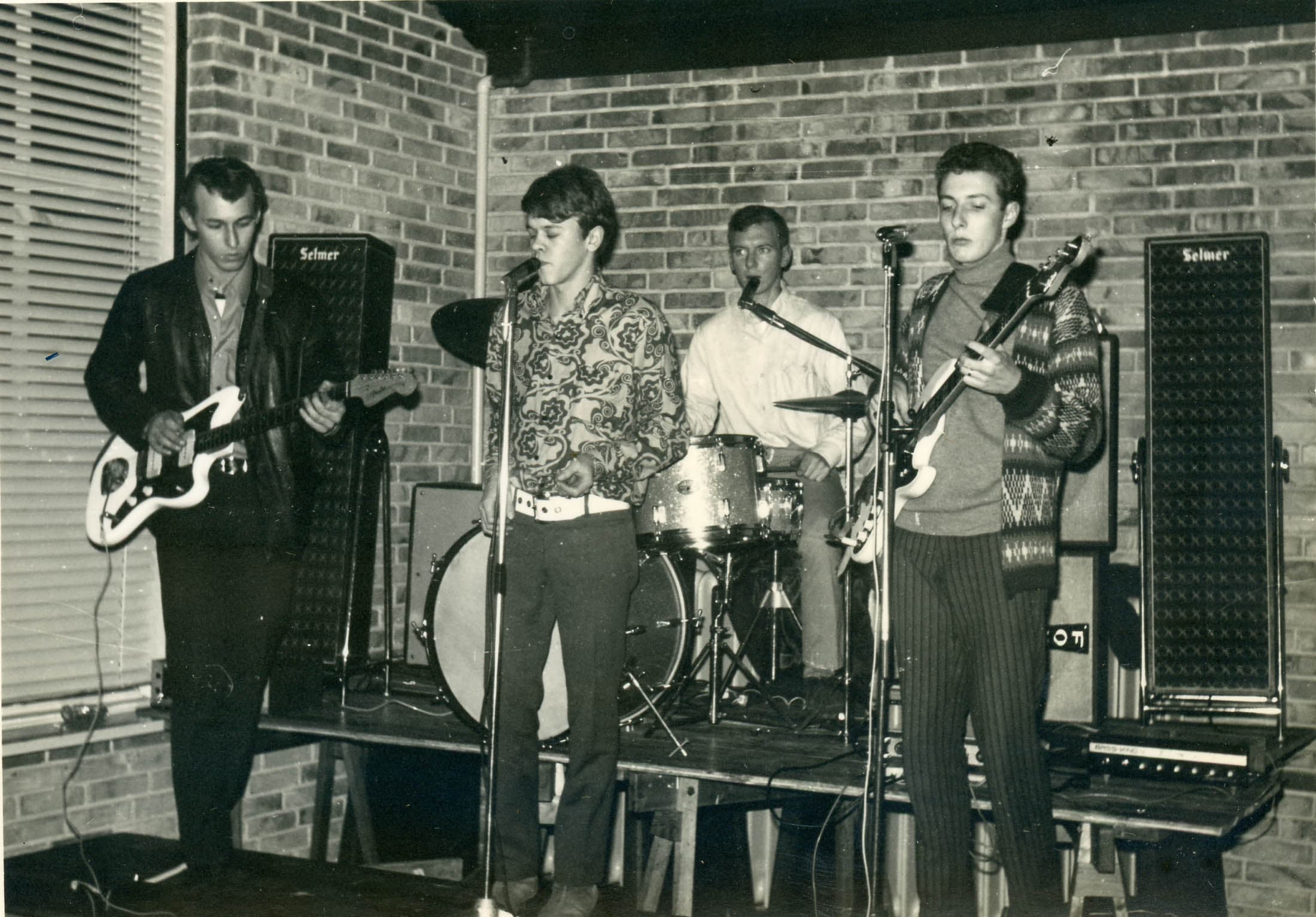 Fra midten af 1960’erne begyndte »pigtrådsmusikken« at vinde terræn på diskoteker og i ungdomsklubber. Forældrene brød sig ikke om den nye, støjende musik, og læger frygtede, at det høje lydniveau ville resultere i høreskader. Her er det pigtrådsgruppen The Merchants, der spiller på Ungdomsgården cirka 1967. (Ukendt fotograf / Varde Lokalhistoriske Arkiv).