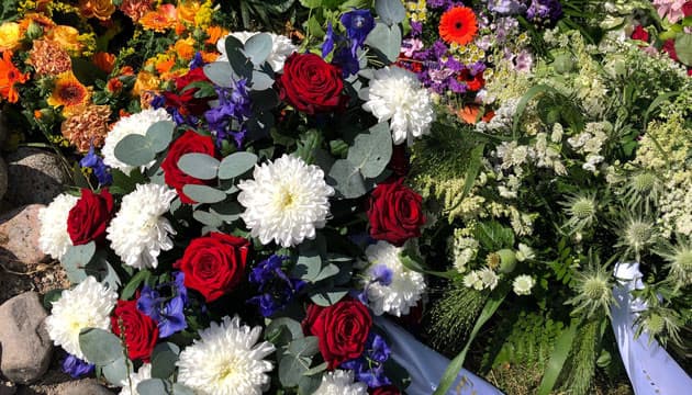 Kirken var fuld af blomster til den dræbte læges bisættelse. Foto: Ugeskrift for Læger