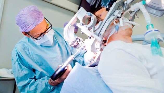 Bo Jespersen opererer patient med epilepsi. Foto: Claus Boesen.