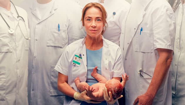 I tv-serien »Dag og Nat« spiller Sofie Gråbøl hovedrollen som chefjordmoderen Ella. Foto: Jes Larsen/TV 2